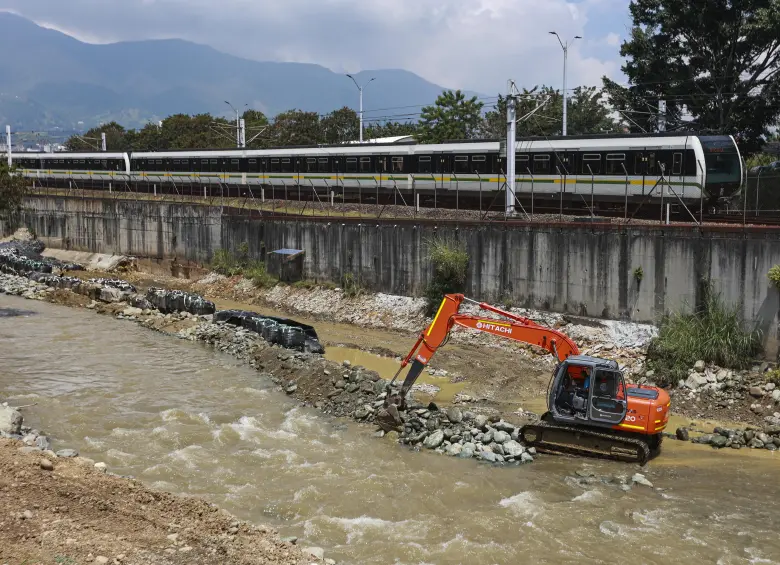 Una de las intervenciones en los puntos críticos del río Medellín a la altura de la estación Ayurá del metro. FOTO Manuel Saldarriaga Quintero.