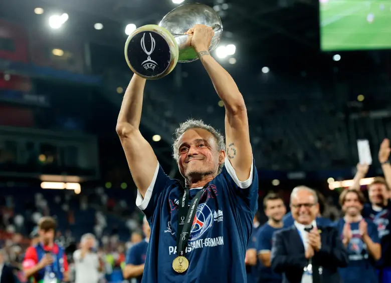 Luis Enrique levantando la Supercopa de Europa en Salzburgo, Austria. Es la tercera ocasión en que el español logra el título, tras las ediciones de 2015 (FC Barcelona) y 2025 (Paris Saint-Germain). FOTO GETTY 