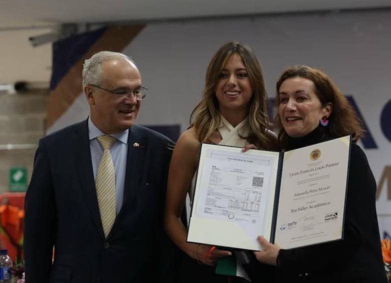 El embajador de Francia en Colombia, Sylvain Itté, acompañó a Antonella Petro en su graduación como bachiller académico. FOTO: Tomada de Instagram @lycee_francais_louis_pasteur