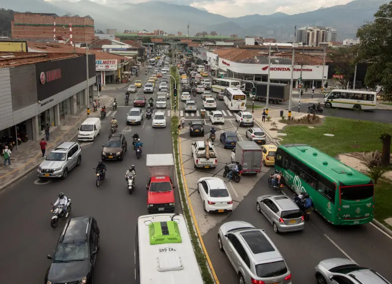 Tras la iniciativa de la Alcaldía de intervenir 783 metros cuadrados entre Exposiciones y San Diego con un corredor verde, Felipe Vélez, excandidato de la Alcaldía propone soterrar esta Avenida 33 siguiendo un plan anterior de Parques del Río. FOTO: Andrés Camilo Suárez Echeverry