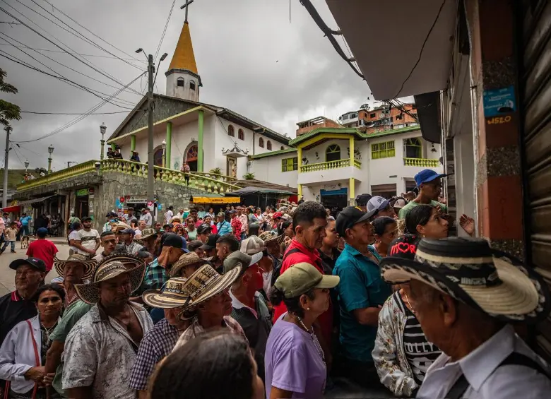 Las comunidades de la ruralidad se tuvieron que devolver al parque principal, que se ha convertido en su sitio de refugio cada que se agudiza la violencia en la ruralidad. En octubre del año pasado ocurrió algo similar. FOTO: CAMILO SUÁREZ