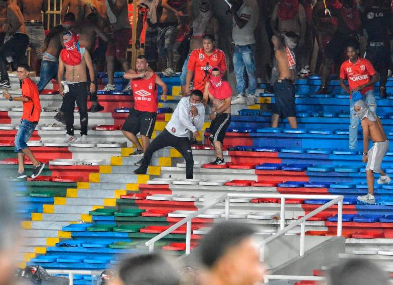 Desde la tribuna sur, los hinchas del América atacaron a los policías que intentaban contener la situación. FOTO: Colprensa