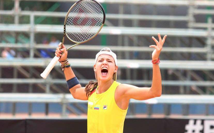 Emiliana Arango celebra el punto que le dio el paso a Colombia a los play offs del Grupo Mundial de tenis. FOTO cortesía fedecoltenis 