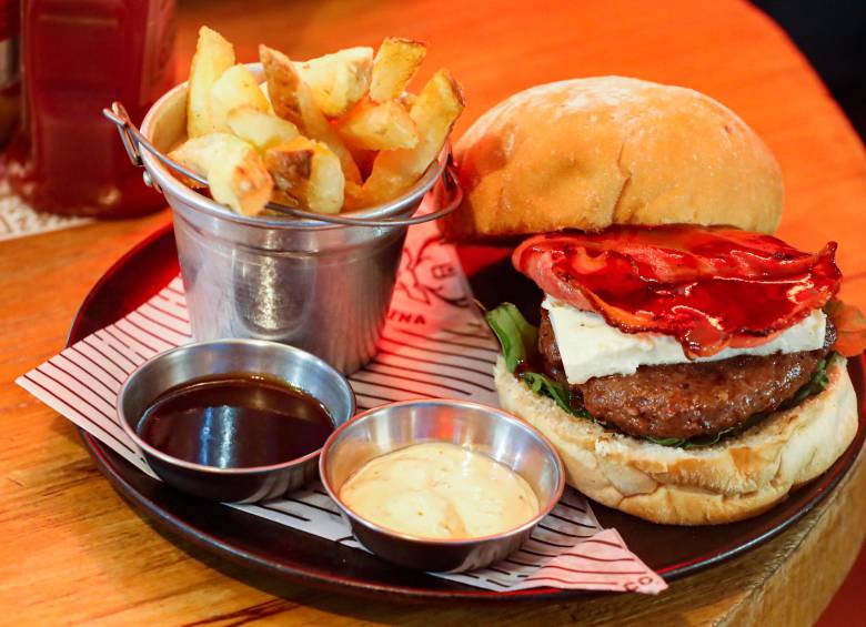 Las hamburguesas caseras han incrementado sus precios en el último año. FOTO: Manuel Saldarriaga