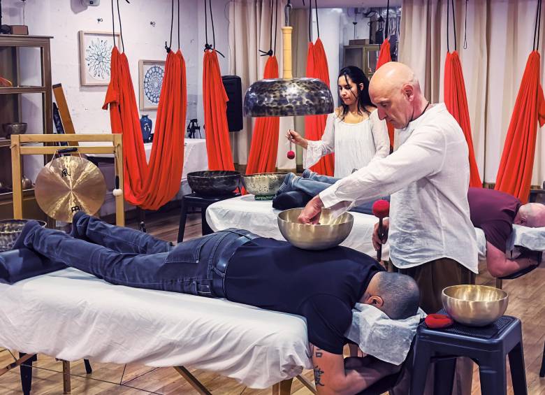 En los cimientos del hotel, Cristóbal Gámez formó su centro de meditación donde realiza sonoterapia, terapias de relajación y conexión áurica. FOTOS camilo suárez