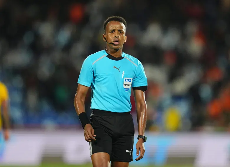 Omar Abdulkadir Artan de 34 años será el primer africano en dirigir en una competencia europea de clubes. Foto: AFP