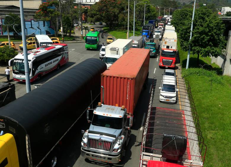 La norma expedida en septiembre impacta negativamente desde camiones livianos hasta volquetas, asegura Fenalco. FOTO Camilo Suárez