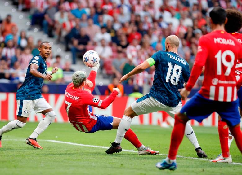 Antoine Griezmann puso el empate transitorio en el partido con un gol de chilena. FOTO X @Atleti