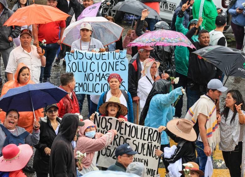 Más de 200 personas protestaron ayer en Santa Elena por la demolición de casas que adelanta la Alcaldía. Piden diálogo, para que personas como las de la foto de la derecha no queden a la intemperie. FOTO manuel saldarriaga