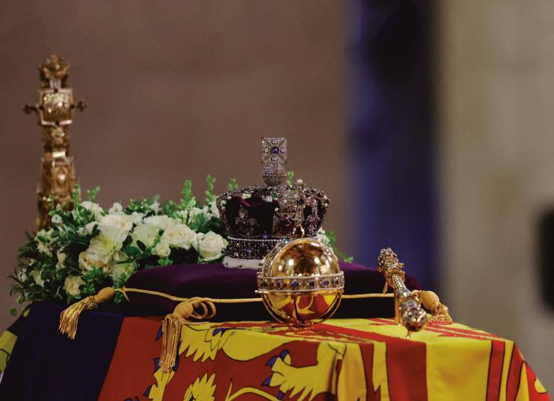Imagen del féretro de la reina Isabel II. El cuerpo será llevado este lunes, último día de las honras fúnebres, al Castillo de Windsor. Sobre el ataúd reposa la corona. 