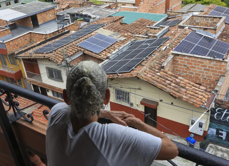 La medida, según el Ministerio de Minas y Energía, permitirá que los hogares más vulnerables autogeneren su energía mediante paneles solares. Foto: Manuel Saldarriaga