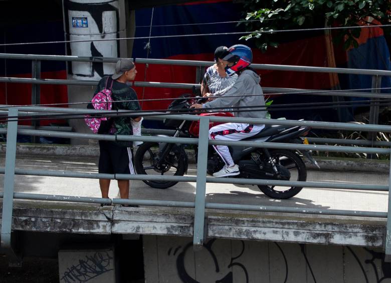 Los motociclistas se le atraviesan a los peatones y se adueñaron de los andenes y puentes. Los vecinos denuncian que los controles de las autoridades de tránsito son insuficientes. FOTOS Camilo Suárez
