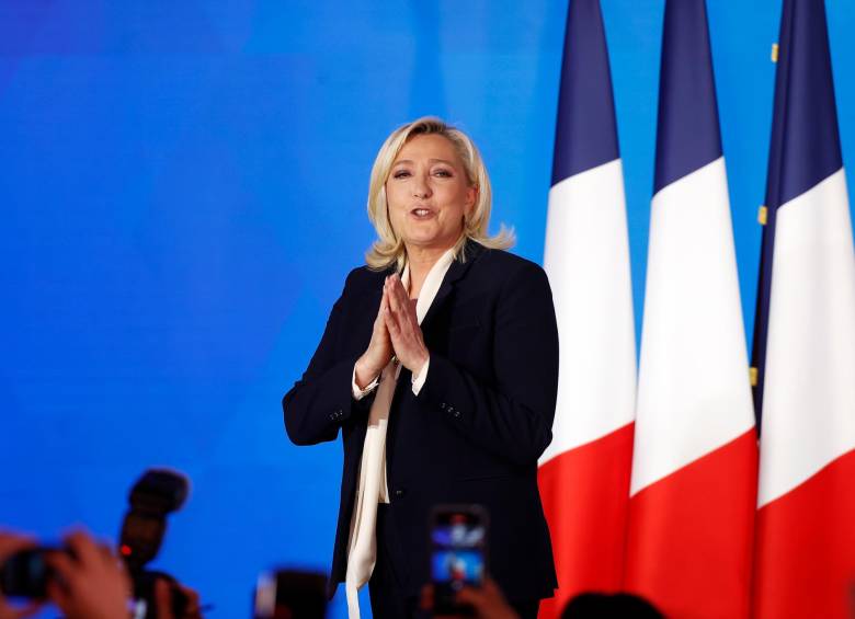 Los franceses confiaron este domingo un nuevo mandato de cinco años al centrista Emmanuel Macron frente a Marine Le Pen. FOTO: EFE 