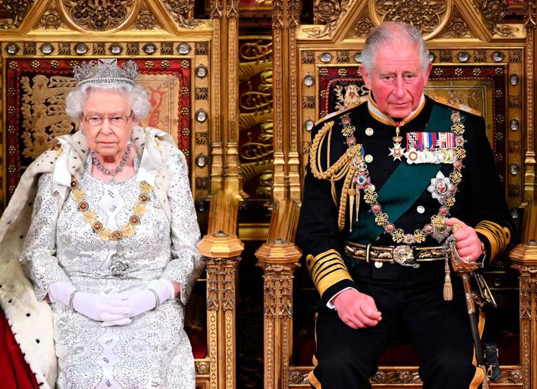 Isabel II cumple 70 años como reina de Inglaterra y comienzan las celebraciones en el Reino Unido. En la imagen con su hijo Carlos, sucesor al trono. FOTO Getty