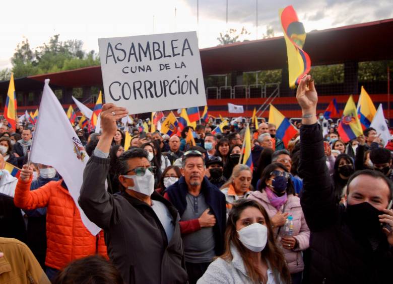 Además de indígenas, miles de habitantes de Quito están saliendo a las calles a unirse a las manifestaciones. FOTO: EFE