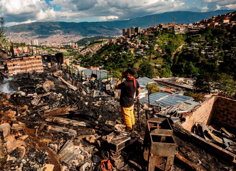 El incendio destruyó 13 casas. Foto: Camilo Suárez. 
