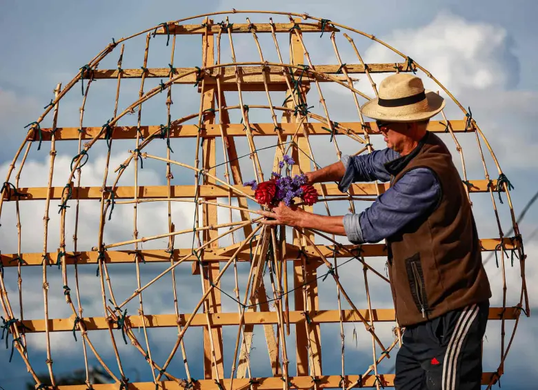 Silletero de Santa Elena construyendo una silleta tradicional. FOTO Manuel Saldarriaga