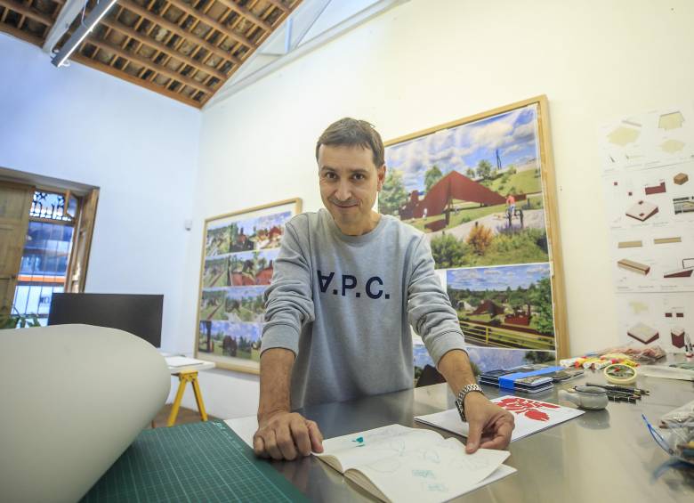 Pablo Gómez Uribe lleva trabajando desde enero de este año en Doña Montaña, una de las grandes esculturas de la bienal que le quedará a la región. FOTO Camilo Suárez