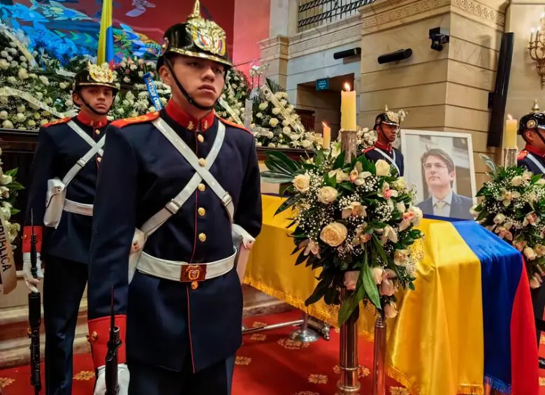 En el Congreso de la República se lleva a cabo la cámara ardiente en memoria al senador Miguel Uribe. FOTO COLPRENSA
