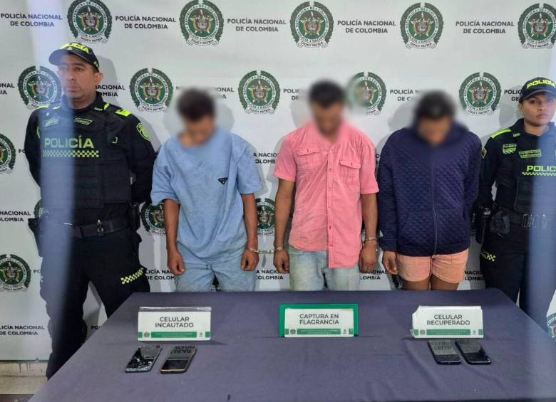 Estos son los tres hombres capturados como presuntos responsables del intento de hurto y secuestro en la antigua vía a Guarne. FOTO: POLICÍA NACIONAL