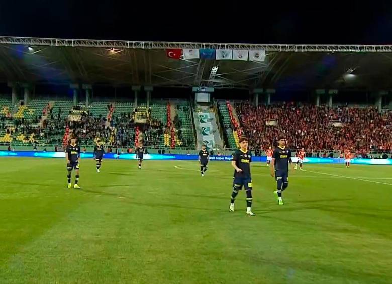 Los futbolistas del equipo sub-19 del Fenerbache, que fue el plantel que presentaron para disputar la final de la Superliga de Turquía, abandonó el campo de juego después de que les marcaron el primer gol. FOTO: CAPTURA DE PANTALLA 