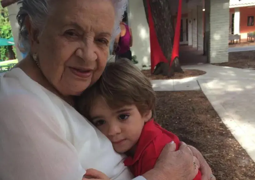 Esta es la imagen compartida por Juanes en la que su hijo Dante aparece abrazando a su abuela Alicia Vásquez. FOTO Instagram @juanes