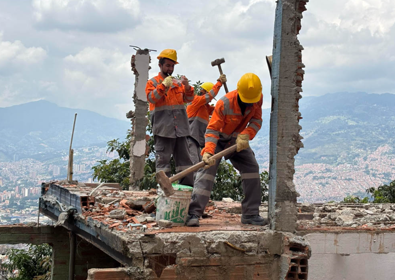 La Alcaldía de Medellín anunció que continuará con la demolición de 21 casas en Manrique. Foto: cortesía.