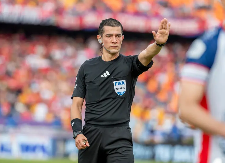 El árbitro bogotano Andrés Rojas tiene 41 años y es uno de los más destacados en el fútbol colombiano, donde el arbitraje ha sido tan cuestionado últimamente. Foto: Juan Antonio Sánchez
