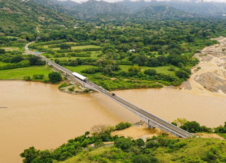 El nuevo puente, el más largo de los 49 que hubo que construir durante todo el trayecto de esta vía 4G (33 km), tiene un peso de 6.000 toneladas y una extensión de 426 metros. Foto: MANUEL SALDARRIAGA QUINTERO. 