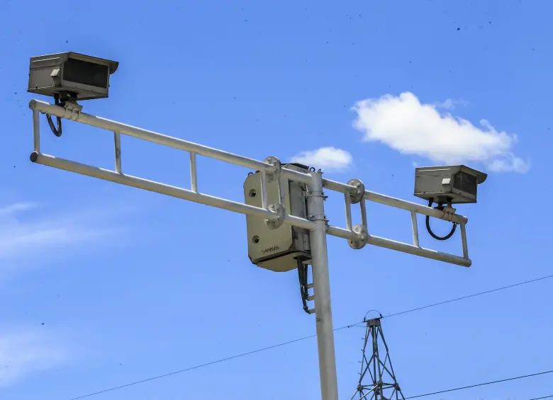 Dispositivos como estos, que están ubicados en Itagüí, se instalarán en cinco puntos de Envigado para buscar disminuir la accidentalidad. FOTO: CAMILO SUÁREZ