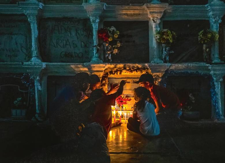 La Navidad engalana el Cementerio y es uno de los símbolos más fuertes del vínculo familiar que se mantiene vivo. FOTO esneyder gutiérrez