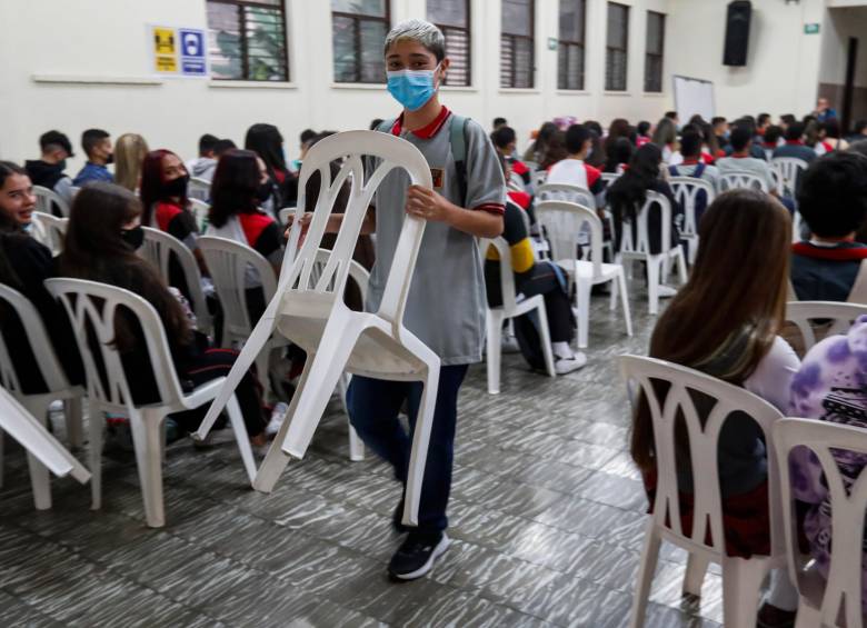 En algunas instituciones se adelantaron inducciones. Como si fueran nuevos, los estudiantes atendieron indicaciones para que el retorno a las aulas sea bioseguro. FOTO MANUEL SALDARRIAGA