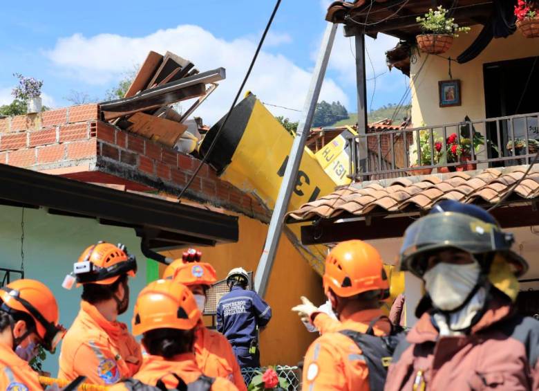 La emergencia fue atendida por bomberos del municipio, los dos ocupantes de la aeronave fueron trasladados a centros asistenciales. Foto: Jaime Pérez