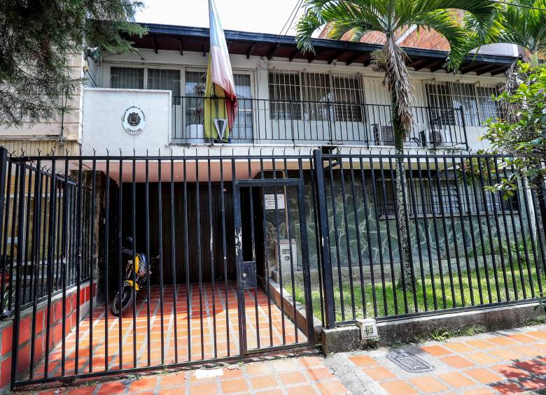 Sede del Consulado de Venezuela en Medellín, ubicada en el barrio Belén Malibú. El lugar quedó abandonado a su suerte en febrero de 2019, cuando los diplomáticos se fueron. FOTO Jaime Pérez
