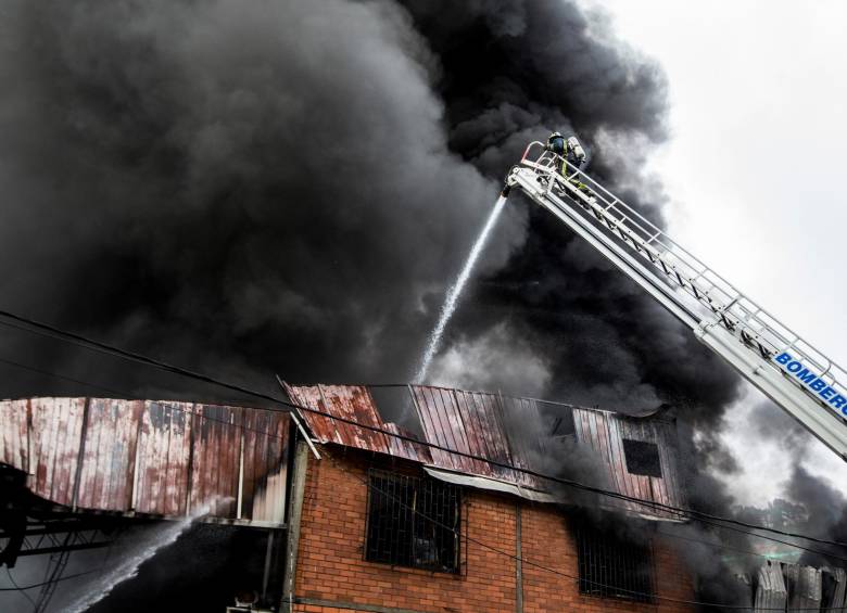 Cuatro horas demoró el control de las llamas por los bomberos de Envigado, Sabaneta, Itagüí y Medellín. La empresa quedó calcinada completamente. FOTO JULIO CÉSAR HERRERA