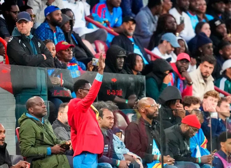 Lumumba en la Copa Africana de Naciones, de pie y con su brazo derecho para honrar al libertador del Congo. FOTO: GETTY