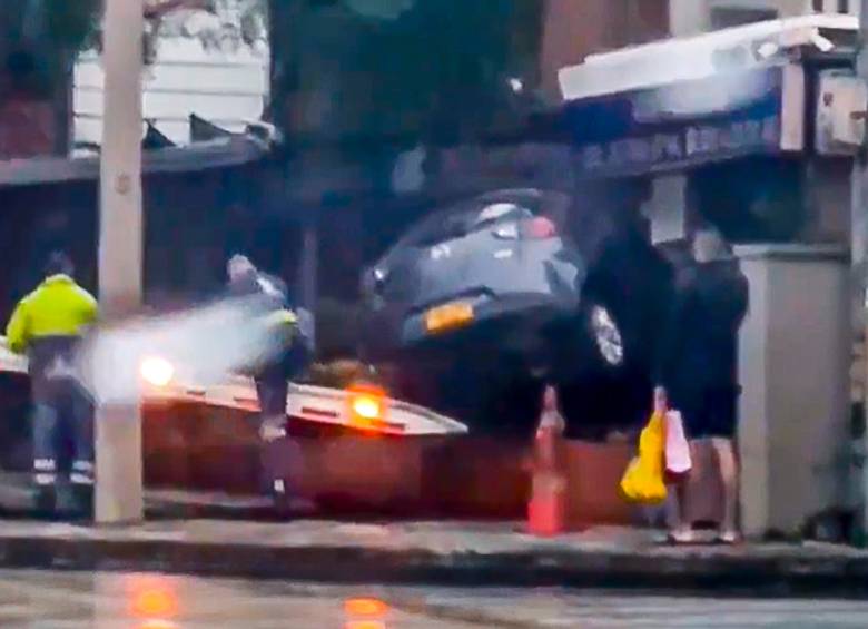 El vehículo colisionó contra un local comercial en la avenida 33, en Medellín. El hecho no dejó personas lesionadas. FOTO: Captura de video