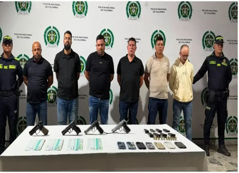 Jhon Edinson Chala Torrejano, alias ‘Víctor Chalá’, presunto responsable del asesinato del periodista Mateo Pérez Rueda en Briceño, fue capturado en el peaje de Flandes, Tolima, junto a cinco personas más. FOTO: MinDefensa.