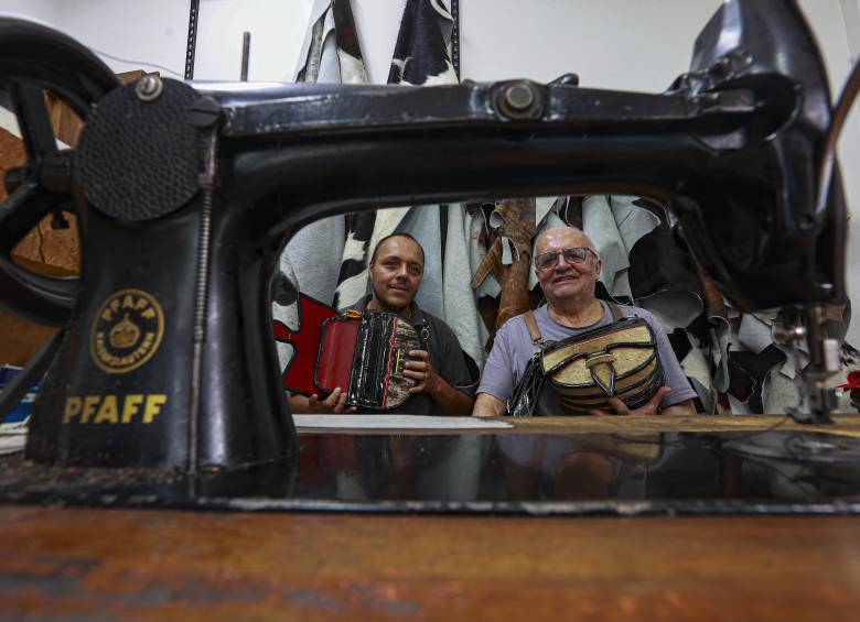 Rubén Darío y Juan Felipe producen muchos de los carrieles que miles de turistas contemplan y compran en todo el país, como el Eje Cafetero. FOTO Manuel Saldarriaga