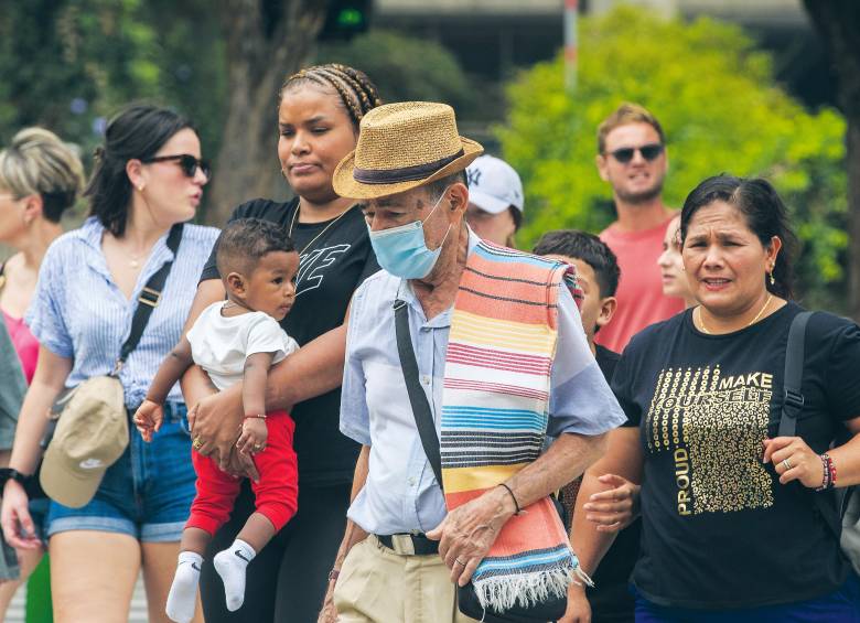 Las autoridades en el departamento han recomendado a la ciudadanía, en especial a los mayores de 60 años, usar tapabocas en caso de tener síntomas como tos persistente, dolor en la garganta, congestión nasal, fatiga y dolor muscular. FOTO: Camilo Suárez