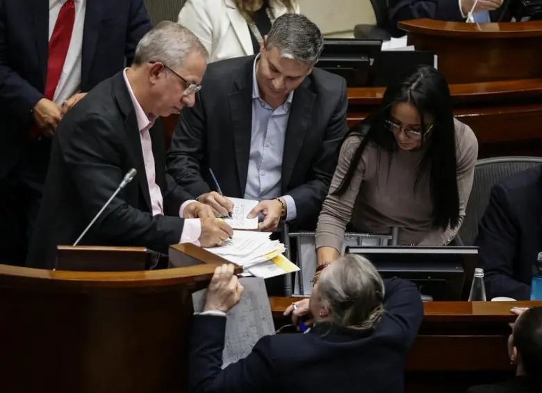 En la plenaria del Senado de la República, se aprobó en debate final la reforma laboral. FOTO: Colprensa.