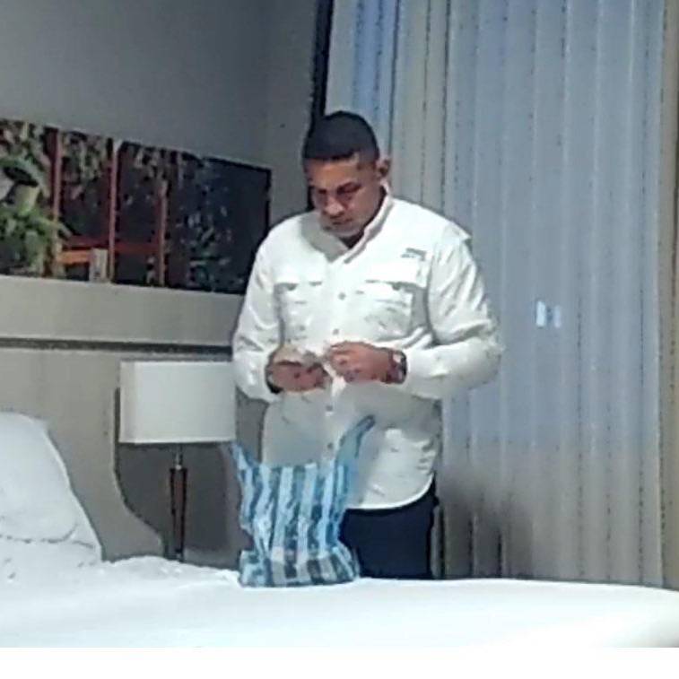 Captura de video donde supuestamente aparece el sargento contando fajos de billetes. FOTO: CAPTURAS DE VIDEO
