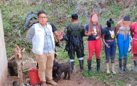Las cuatro mujeres ya se encuentran con sus seres queridos. FOTO: COLPRENSA.