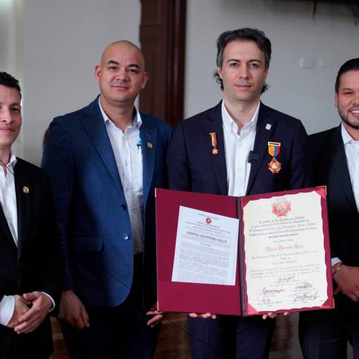 Quintero estuvo acompañado por Alejandro Toro, John Jairo González y el presidente de la Cámara, Andrés Calle. FOTO: CORTESÍA