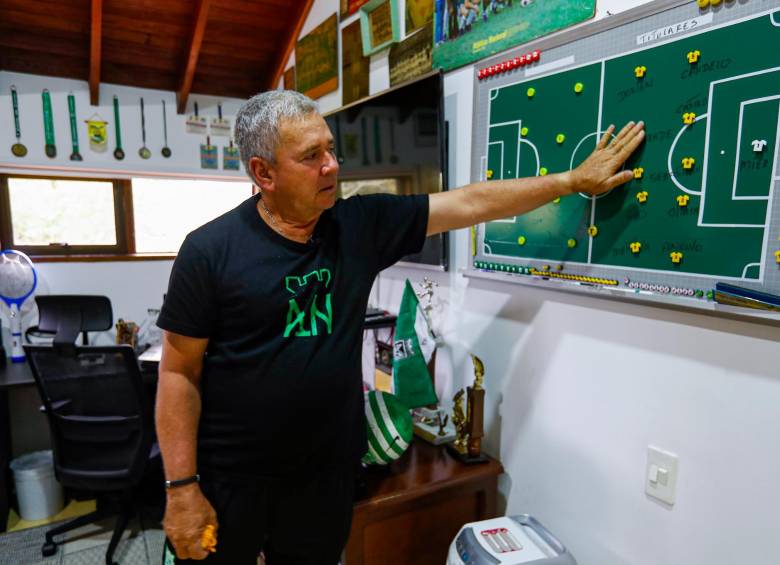Hernán Darío Herrera, preparando la estrategia para enfrentar a Tolima. FOTO MANUEL SALDARRIAGA