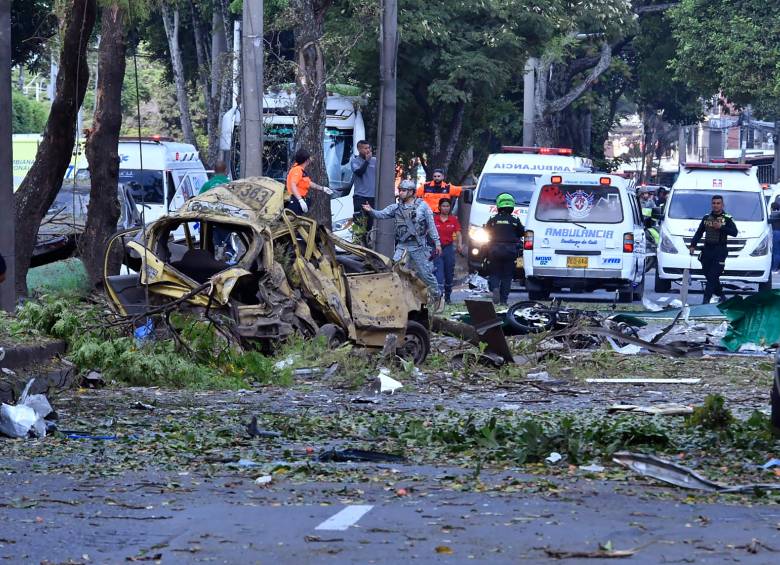 En el barrio La Base, de Cali, se utilizó un camión cargado con explosivos para atacar a la población civil. Estalló a plena luz del día, para maximizar su capacidad de daño en una zona comercial. FOTO Xinhua