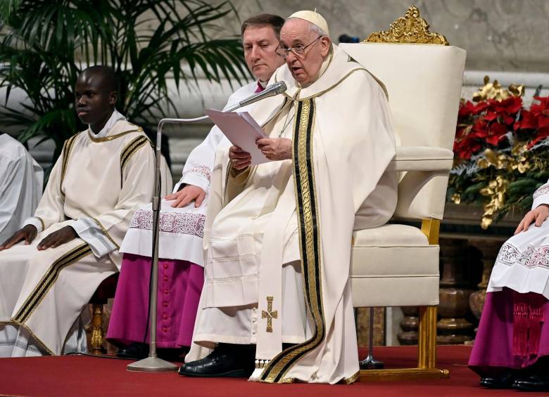 El papa Francisco volvió a dar la misa sentado, por sus problemas de rodilla. FOTO: EFE