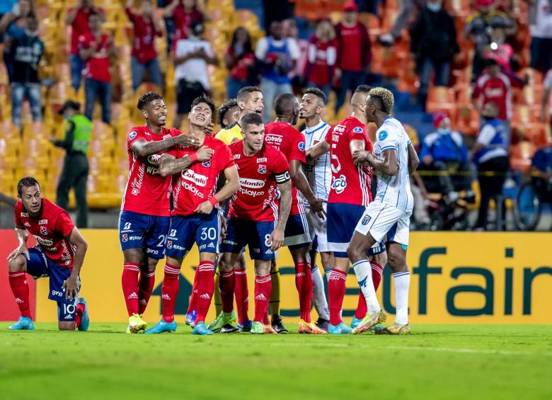 Los jugadores de Independiente Medellín en pleno celebraron el gol de Bryan Castrillón, que sentenció el triunfo (2-1) frente a 9 de Octubre, en la Copa Sudamericana. FOTO Manuel Saldarriaga 