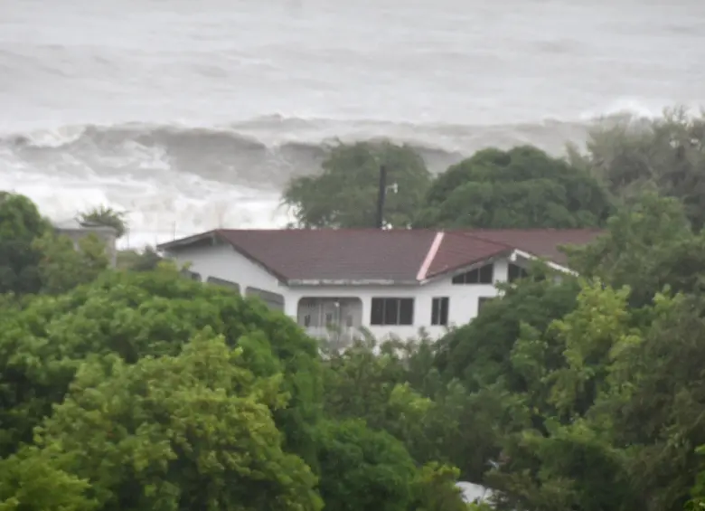 Grandes olas cerca de una casa tras el paso del huracán Melissa, en St. Thomas, Jamaica. Melissa tocó tierra el martes en el suroeste de la isla de Jamaica, en el Caribe, como un poderoso huracán categoría 5 con vientos máximos sostenidos de hasta 295 kilómetros por hora, informó el Centro Nacional de Huracanes de Estados Unidos. FOTO: Xinhua/Jamaica Observer