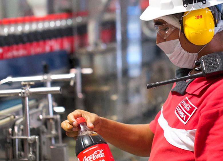 Empleado de Coca Cola FEMSA revisando una botella en una planta de producción. FOTO: Cortesía